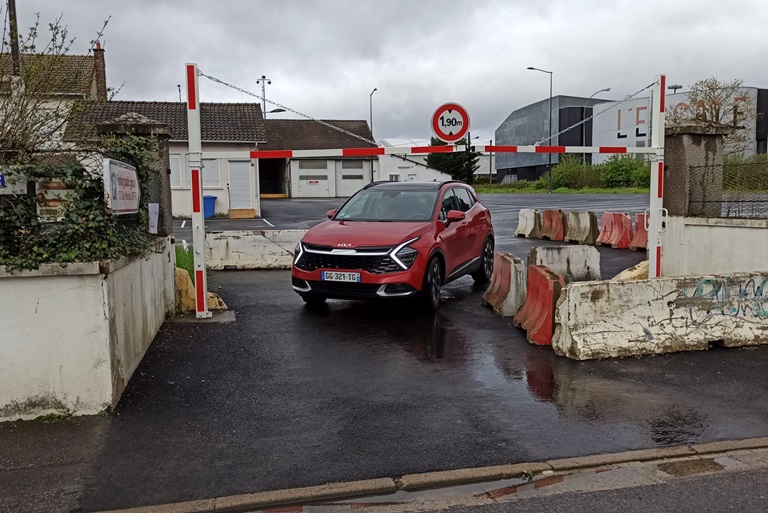 Photo des plots et de la barre à 1,8m devant le parking Darche Gros